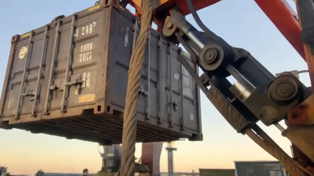 Konteyner taşıyan vinç