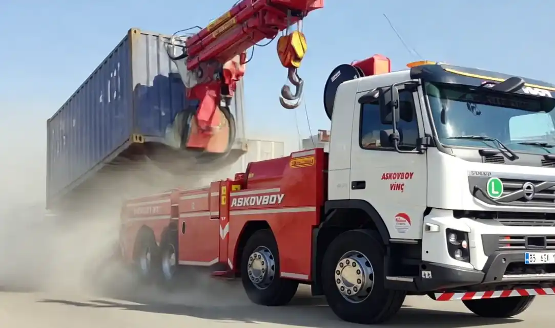 konteyner taşıyan vinç