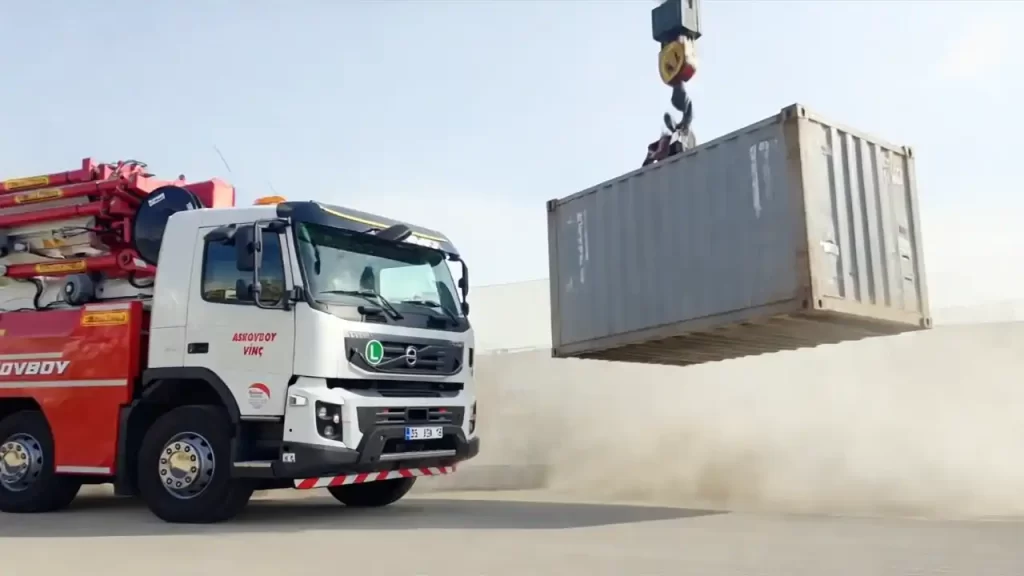 konteyner taşıyan vinç
